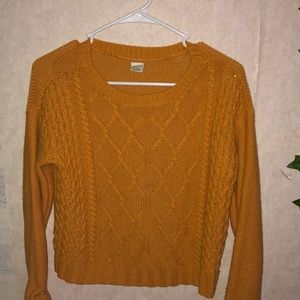 Yellow/orange knitted sweater.